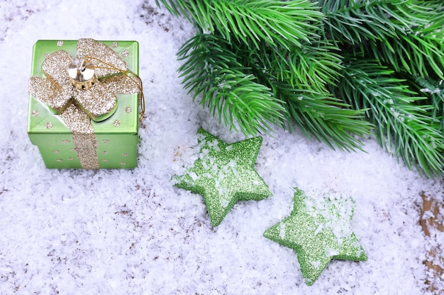 Weihnachtsschmuck und Tannenbaum auf hellem Hintergrund