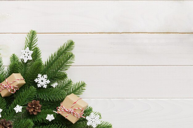 Weihnachtsschmuck und Tannenzweig und Geschenkbox auf dunklem Tisch Draufsichtrahmen mit Kopierraum