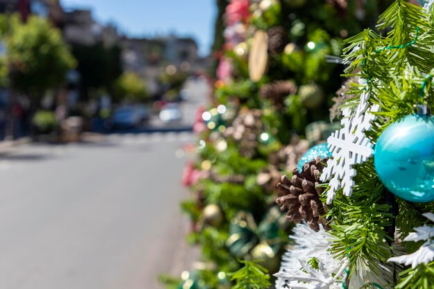 Weihnachtsschmuck und verschwommener Straßenhintergrund