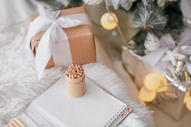 Weihnachtsschmuckschachteln in holzfarbenem Papier und Bleistifte aus Holz