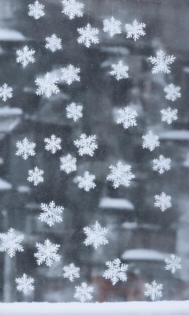 Foto weihnachtsschneeflocken auf einem fenster, jedes muster wirft schatten auf die schneebedeckte schwelle