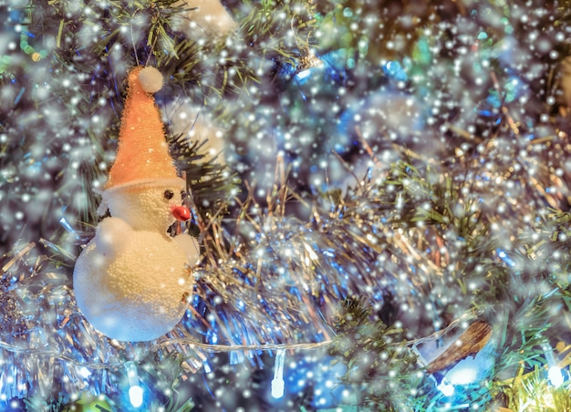 Weihnachtsschneemann auf Weihnachtsbaum mit Schneefällen