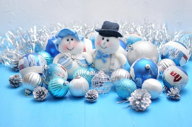 Weihnachtsschneemann und Schneewittchen umgeben von Neujahrsspielzeug