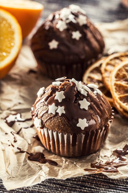 Weihnachtsschokolade köstliche Muffins mit Belag und weißen Sternen bestreut.