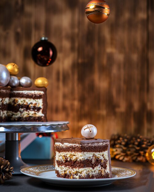 Foto weihnachtsschokoladenkuchen auf holz