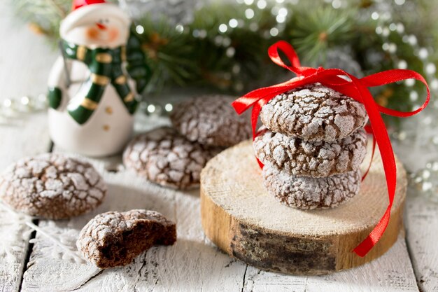 Weihnachtsschokoladenplätzchen auf einem hölzernen Hintergrund