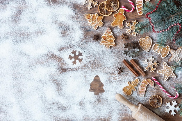 Weihnachtsselbst gemachte Lebkuchenplätzchen auf Draufsicht des hölzernen Hintergrundes mit Kopienraum