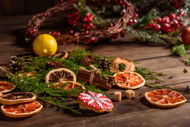 Weihnachtsselbst gemachte Lebkuchenplätzchen und getrocknete Orangen