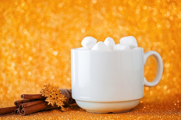 Foto weihnachtsset mit weißem becher für mockup-layout für design mit weißem becher und mini-marshmallow
