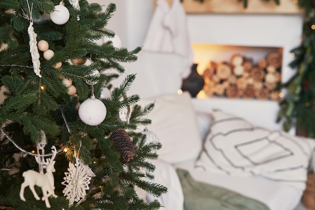 Weihnachtsskandinavisches Wohnzimmer. Grüner und weißer Dekor Weihnachtsbaum Hintergrund. Neujahr Feierlichkeiten. Frohe Weihnachten und ein glückliches Neues Jahr.