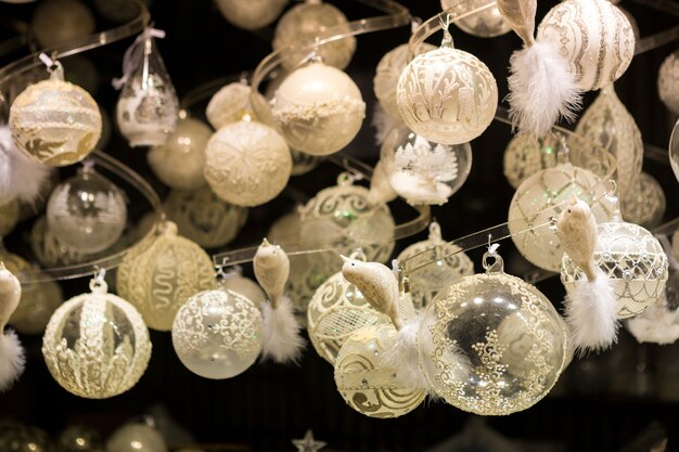 Weihnachtssouvenirs auf der Theke in Europa, Weihnachtskugeln aus bemaltem Glas mit Märchen.