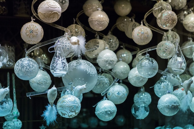 Weihnachtssouvenirs auf der Theke in Europa, Weihnachtskugeln aus bemaltem Glas mit Märchen.