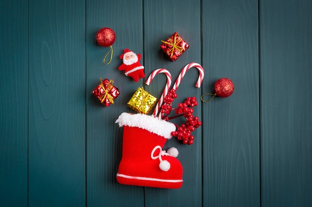 Weihnachtsspielwaren - Rotwild, Bälle, Geschenkbox, Eberesche, Lutscher, Baum auf dunkelgrauem Holztisch guten Rutsch ins Neue Jahr-Konzept