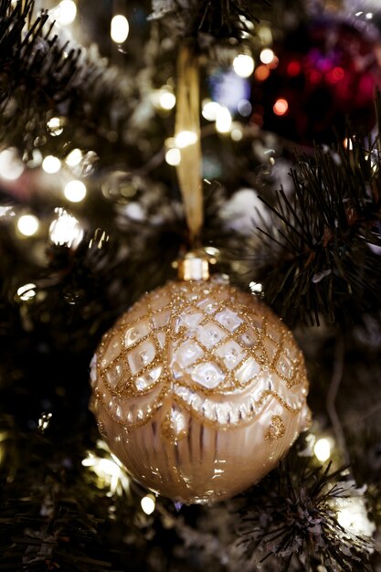 Weihnachtsspielzeug goldglänzender Ball, der am Weihnachtsbaum hängt