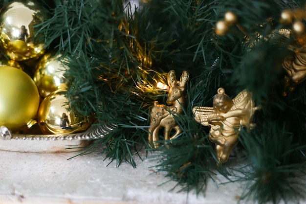 Weihnachtsspielzeug hängt an der Tanne