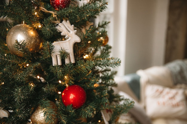 Weihnachtsspielzeug Holzhirsch auf dem Weihnachtsbaum