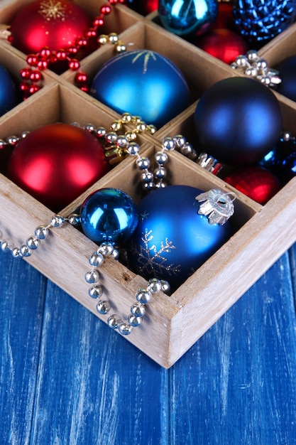 Weihnachtsspielzeug im Kasten auf Holztischnahaufnahme