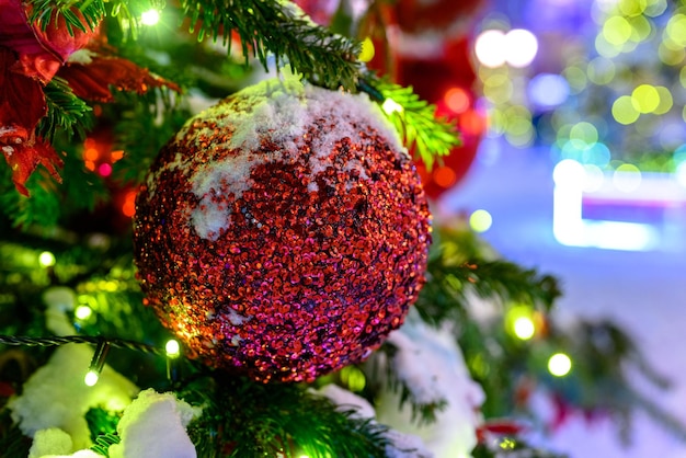 Weihnachtsspielzeug im Schnee auf dem Baum