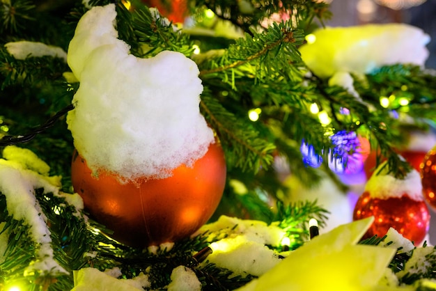 Weihnachtsspielzeug im Schnee auf dem Baum