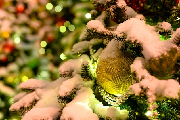 Weihnachtsspielzeug im Schnee auf dem Baum