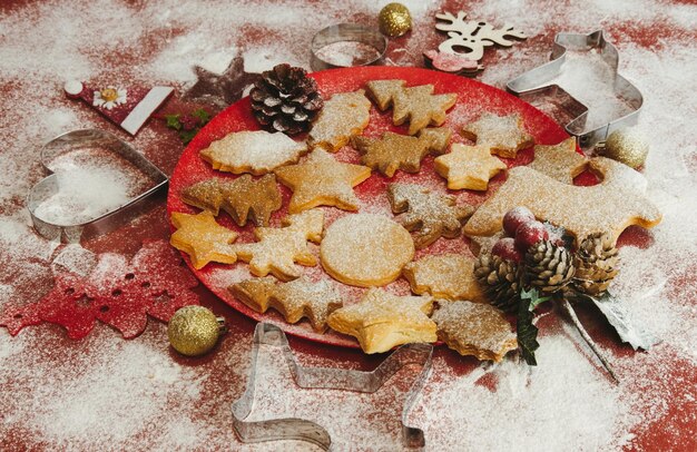 Weihnachtsstillleben hautnah Lebkuchenplätzchen auf rotem HintergrundSelektiver Fokus