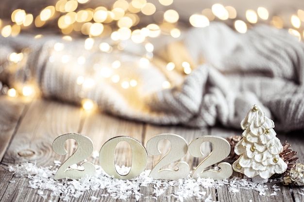 Foto weihnachtsstillleben mit dekorativen zahlendekordetails auf unscharfem hintergrund