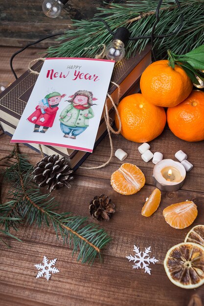 Weihnachtsstillleben mit frischen Mandarinen, Eibischen und Schneeflocken