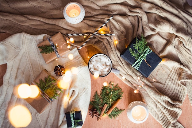 Weihnachtsstillleben mit Kaffeetasse Geschenkboxen und Kerzenlicht