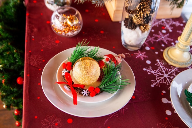 Weihnachtsstimmung Urlaubsatmosphäre Festliche Tischdekoration auf einer Holzveranda