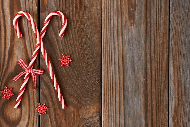 Foto weihnachtsstock auf hölzernem hintergrund