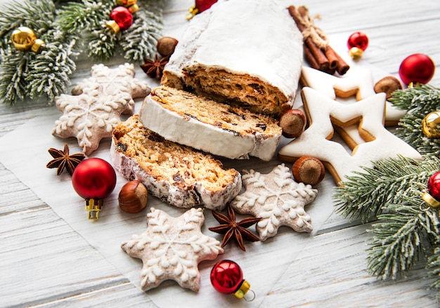 Foto weihnachtsstollen auf hölzernem hintergrund