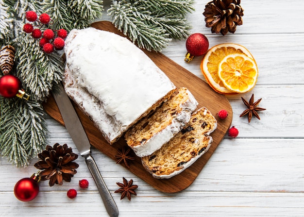 Weihnachtsstollen auf Holz