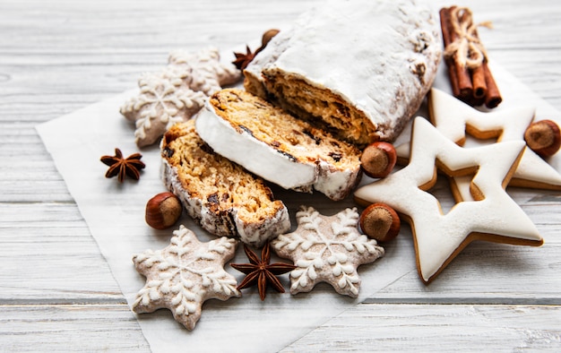 Weihnachtsstollen auf Holz