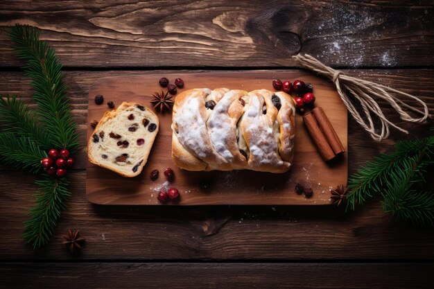 Weihnachtsstollen mit Rosinen und Nüssen auf Holzgrund