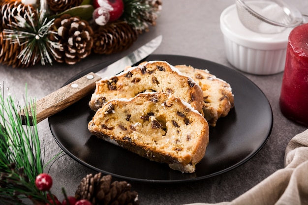 Weihnachtsstollenfrucht auf Grau