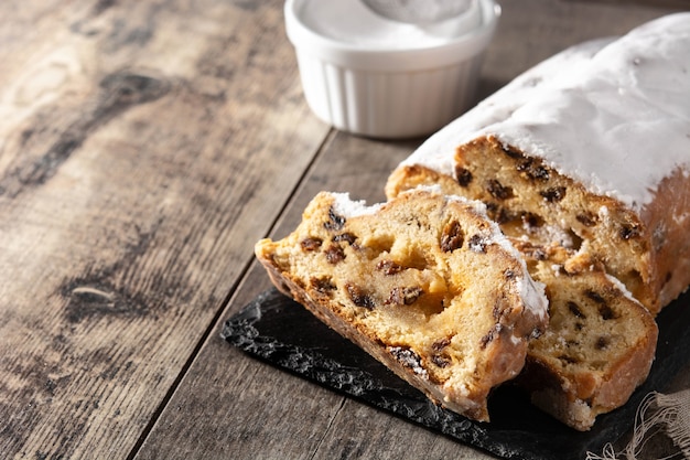 Weihnachtsstollenfruchtkuchen auf Holztisch