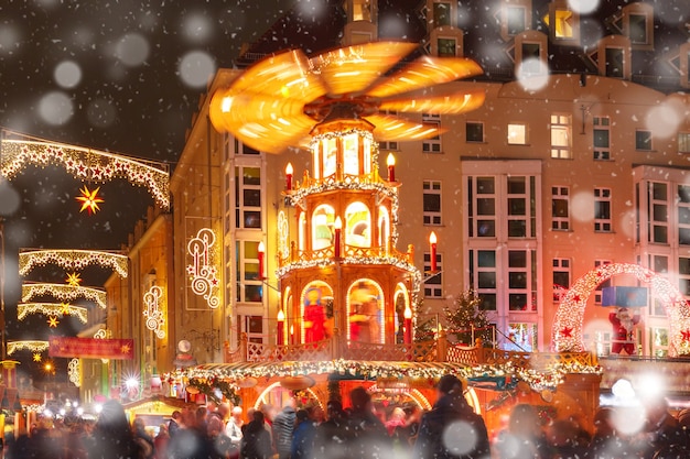 Weihnachtsstraße nachts in Dresden, Deutschland