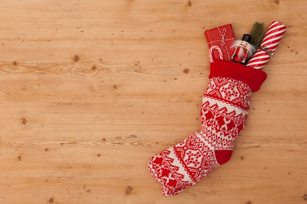 Weihnachtsstrumpf mit Crackerspielzeug und verpacktem Geschenk