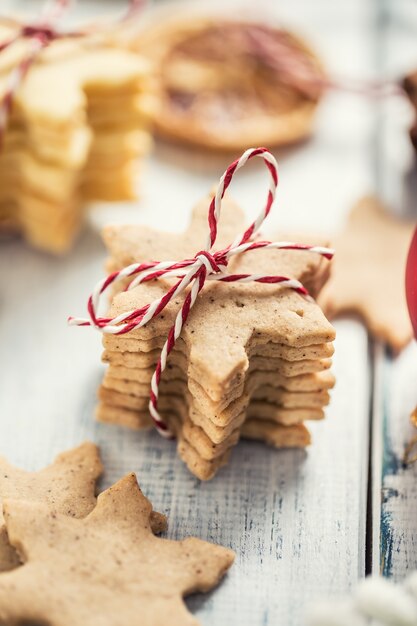 Weihnachtssüße Kekse Sterne als Weihnachtsschmuck - Nahaufnahme.