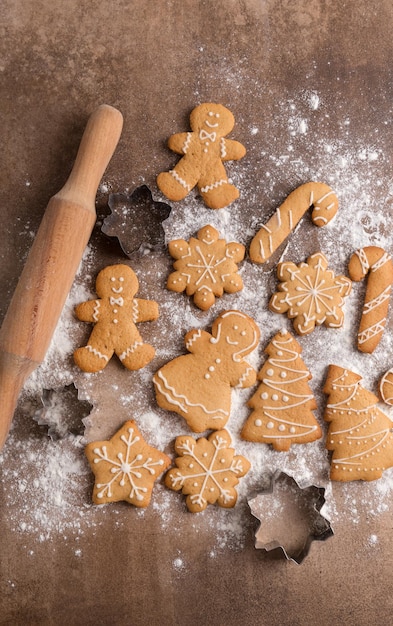 Weihnachtssüßes Essen Hausgemachte Lebkuchen und Küchenutensilien auf braunem Tisch