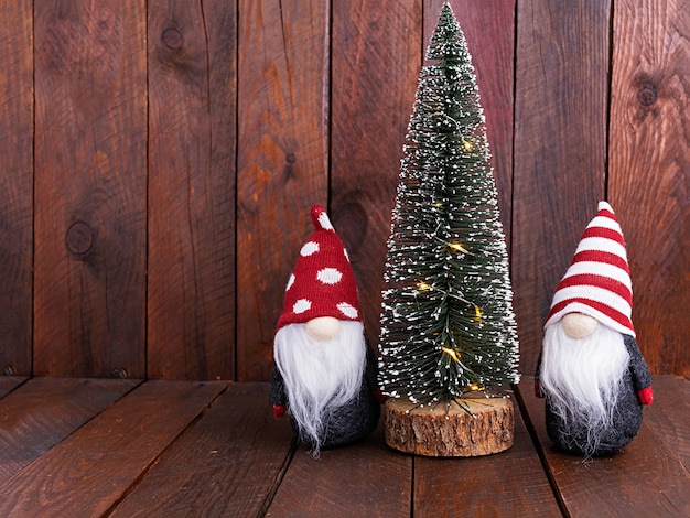 Weihnachtsszene. Tannenbaum mit Weihnachtslichtern und Zwergen.