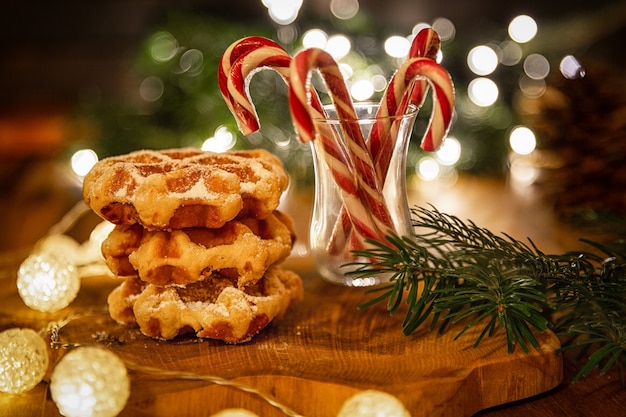 Weihnachtsszene. Waffeln und Weihnachtskaramell