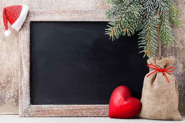 Weihnachtstafel und dekoration über holz.