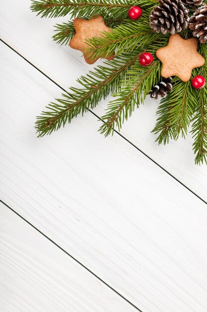 Weihnachtstanne auf hellem Holzhintergrund dekoriert