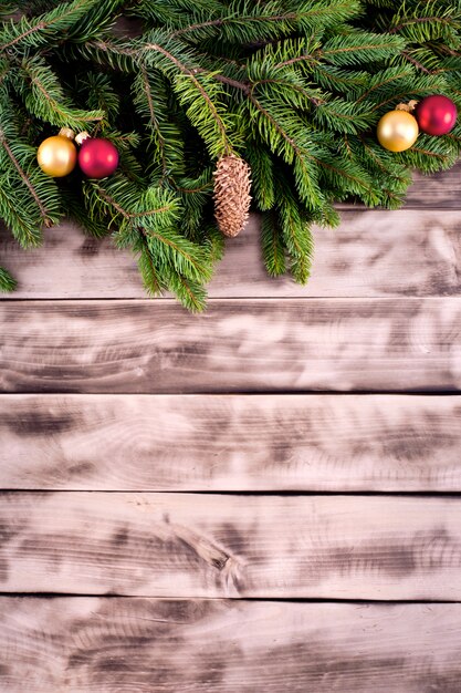 Weihnachtstannenbaum auf Naturholz