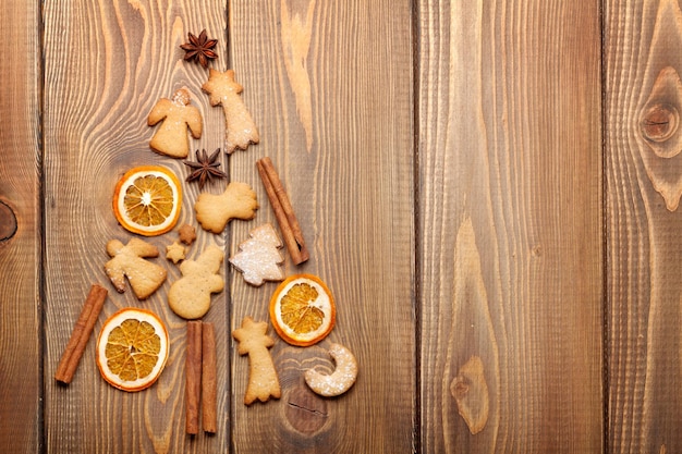 Weihnachtstannenbaum aus Lebensmitteldekorationsgewürzen und Lebkuchenplätzchen