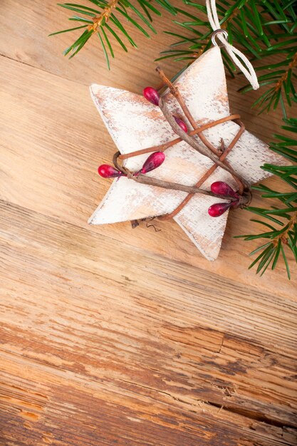 Weihnachtstannenbaum mit Dekoration auf einem hölzernen Brett