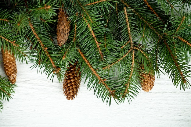 Weihnachtstannenbaum mit pinecones