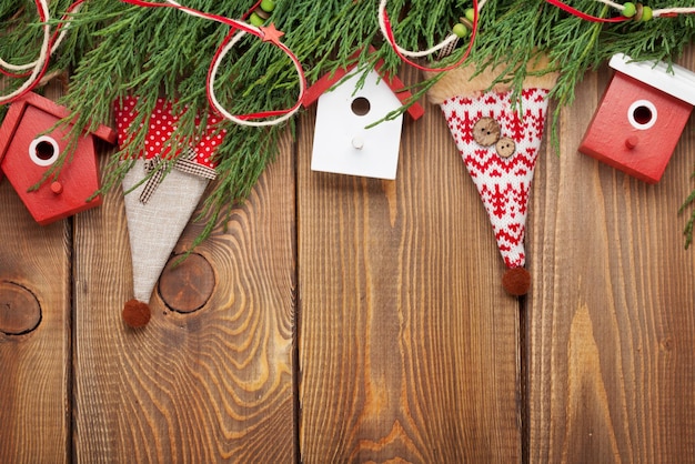 Weihnachtstannenbaum und Vogelhausdekor