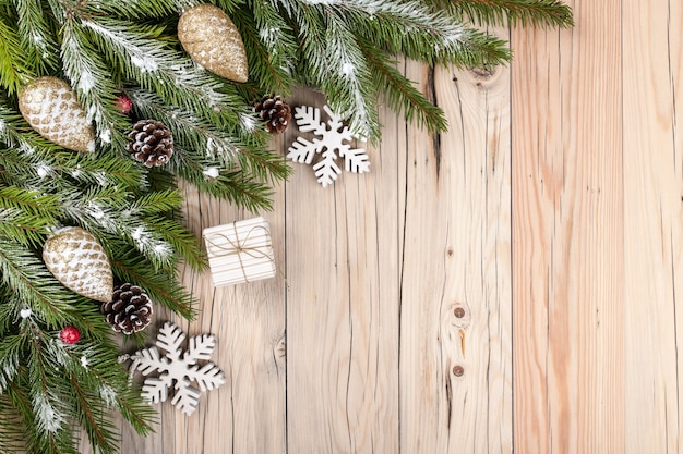 Weihnachtstannenbaum verziert auf hölzernem Hintergrund